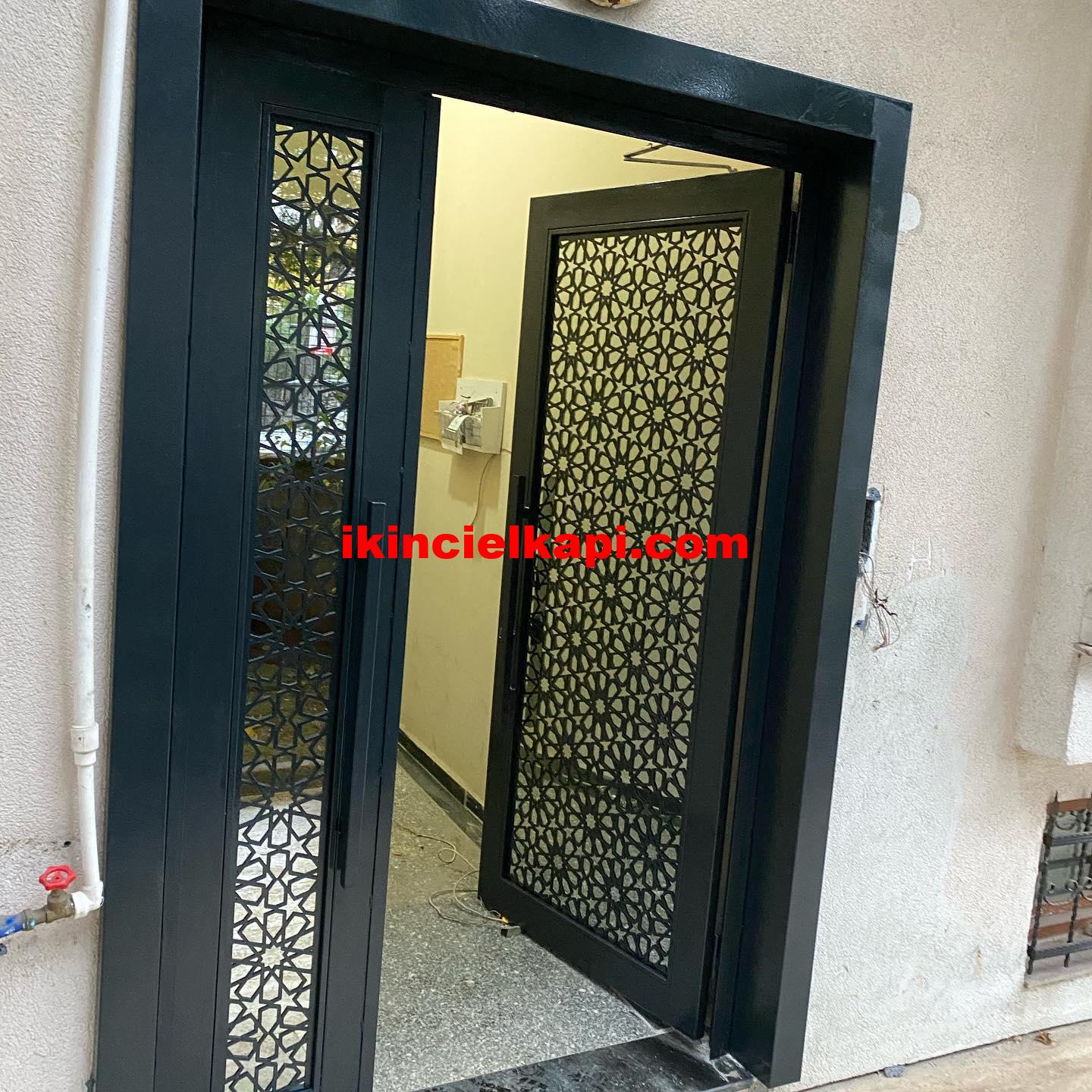 Güzel bina giriş kapısı ferforje (çıkma lazer kesim yeni söküldü) Güzel bina giriş kapısı ferforje (çıkma lazer kesim yeni söküldü)
