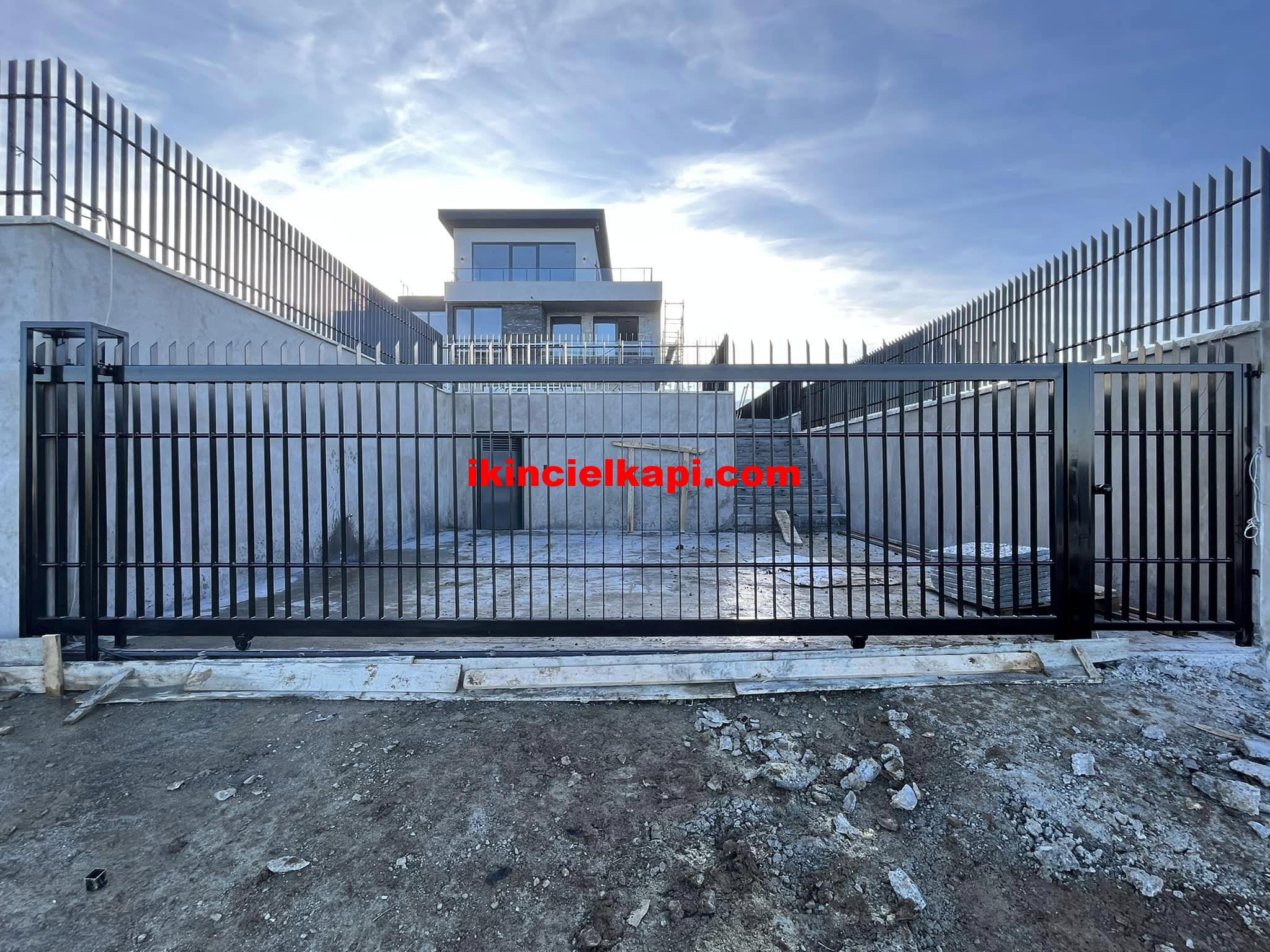 Sürgülü raylı kapı demir kapısı 2500 TL 2 ikinci el raylı kapı demir kapısı