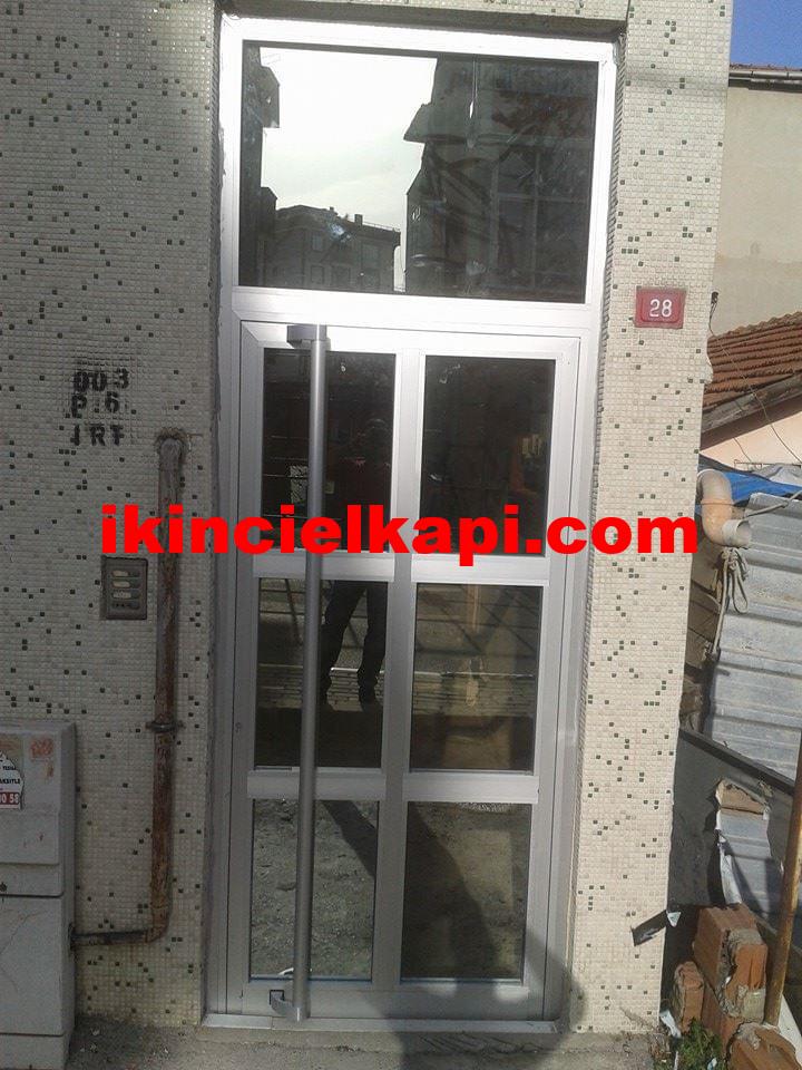 Çıkma aluminyum kapı mağazamızda alüminyum dograma apartman girişi Çıkma aluminyum kapı mağazamızda alüminyum dograma apartman girişi