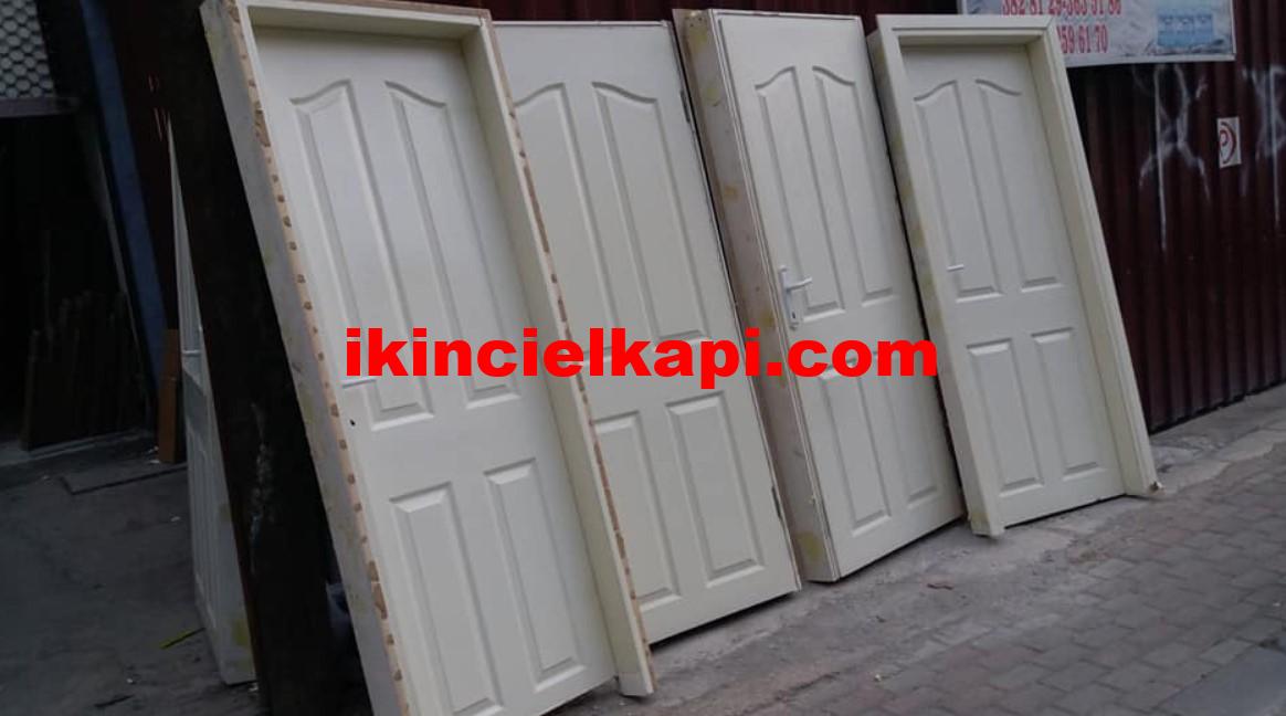 Üzerinde kilit ve kasasıyla birlikte amerikan kapı 1 ikinci el amerikan kapı