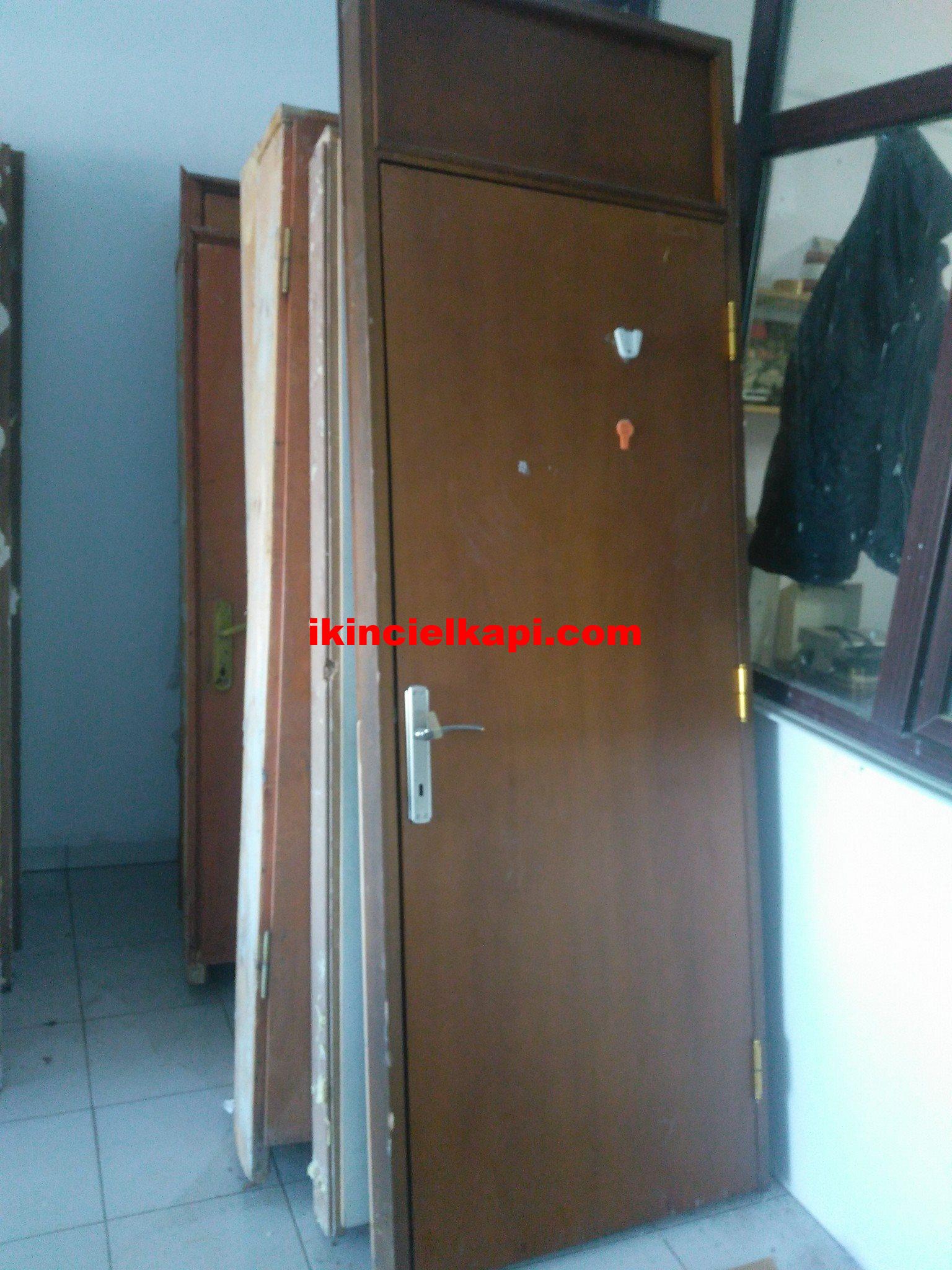 Ahşap daire kapısı söz konusu kapı daire giriş kapısı olarak kullanılabilir Ahşap daire kapısı söz konusu kapı daire giriş kapısı olarak kullanılabilir