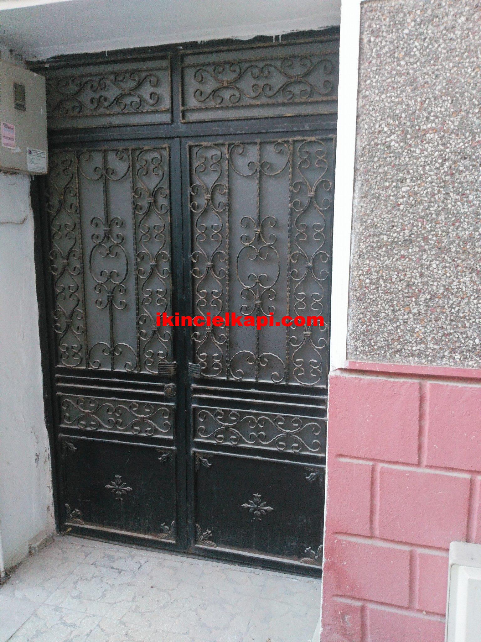 Çıkma demir kapı bina giriş kapısı siyah renk sağlam 1 Çıkma demir kapı bina giriş kapısı