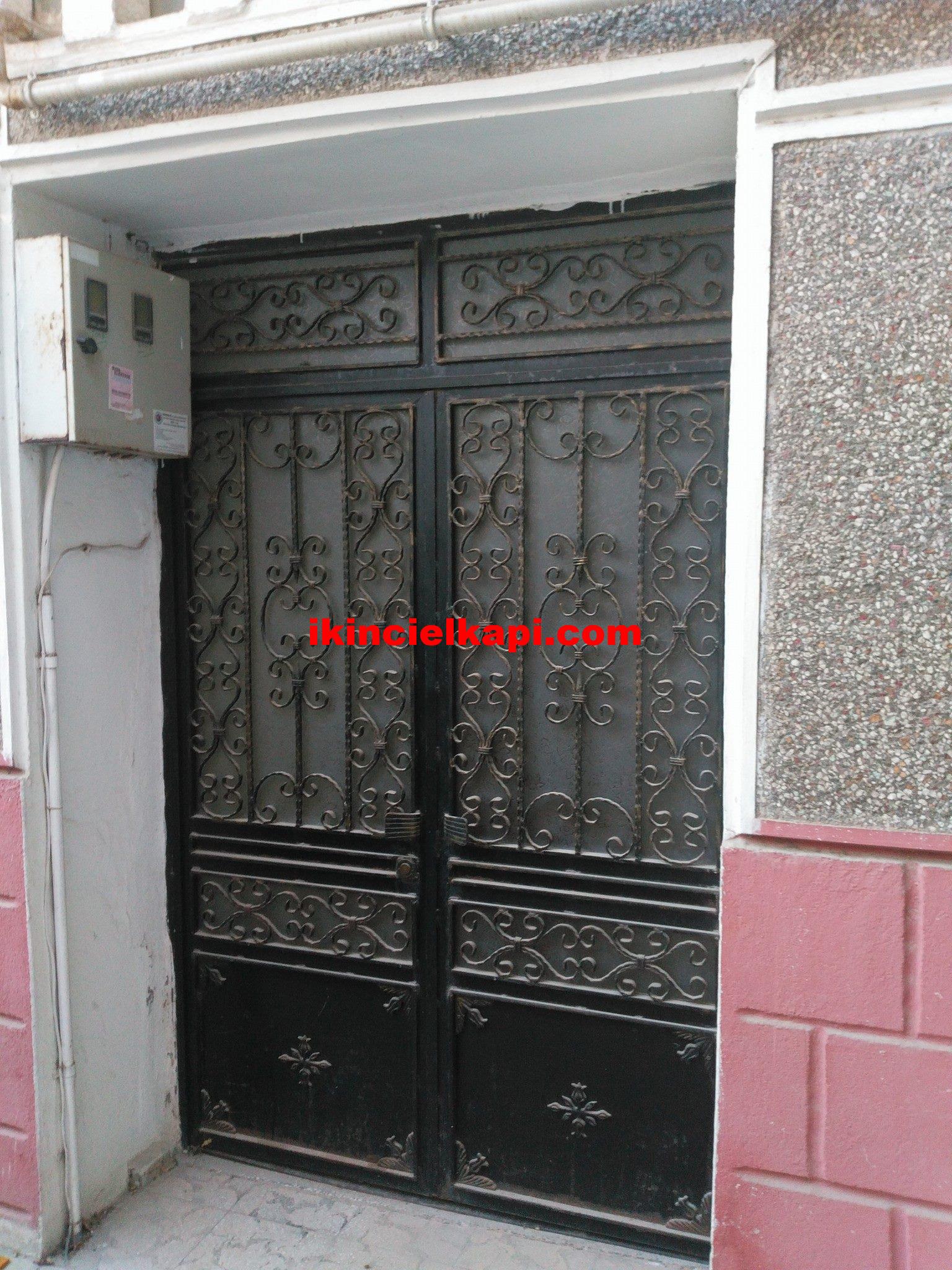 Çıkma demir kapı bina giriş kapısı siyah renk sağlam Çıkma demir kapı bina giriş kapısı siyah renk sağlam