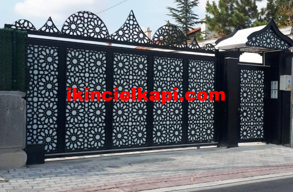 Lazer kesimli harika bir sürgülü bahçe kapısı