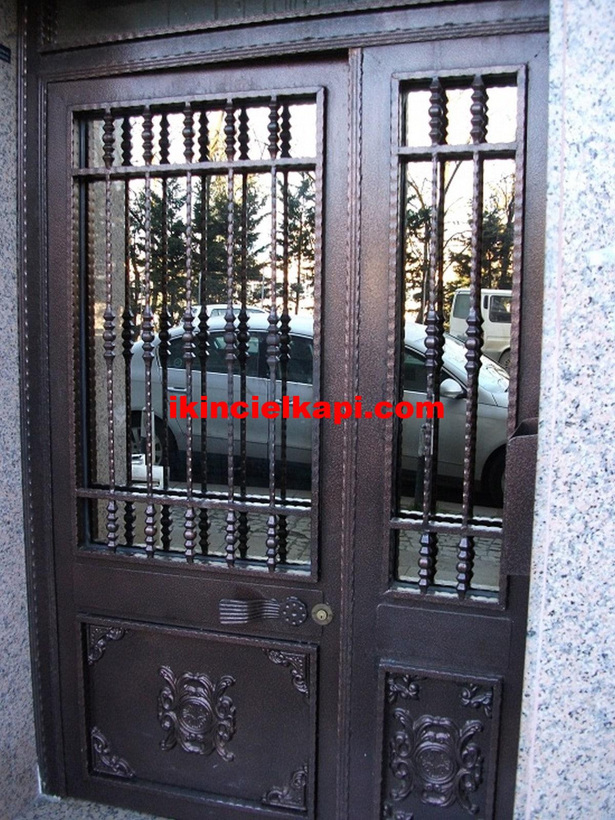 Çıkma çift kanatlı demir kapı (iki kanatlı demir kapı) 1 Çıkma çift kanatlı demir kapı