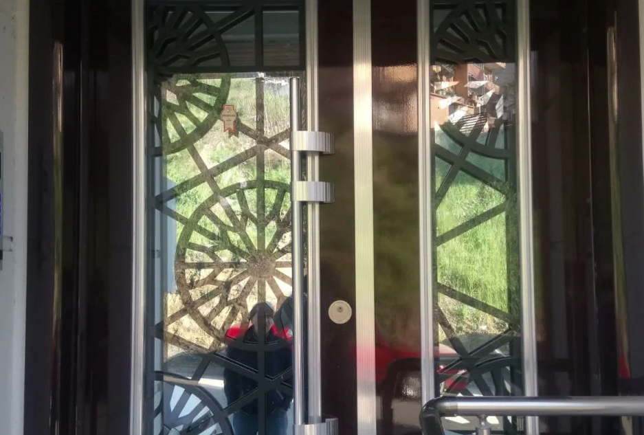 2.el bina dış kapısı (sağlam komple demir çıkma kapı) 2.el bina dış kapısı (sağlam komple demir çıkma kapı)