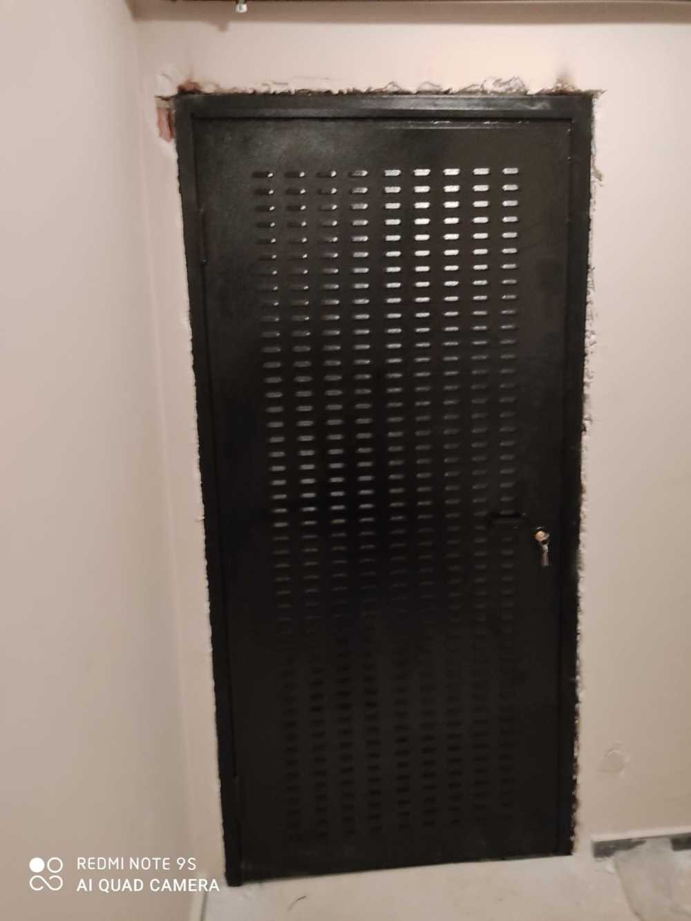 Hem sağlam hem de saç demir kapı çıkma temiz ikinci el Hem sağlam hem de saç demir kapı çıkma temiz ikinci el