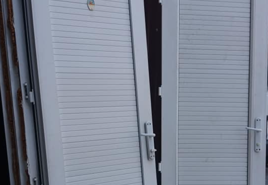 Yeni sökülmüş iyi durumda ikinci el panel tuvalet kapısı Yeni sökülmüş iyi durumda ikinci el panel tuvalet kapısı