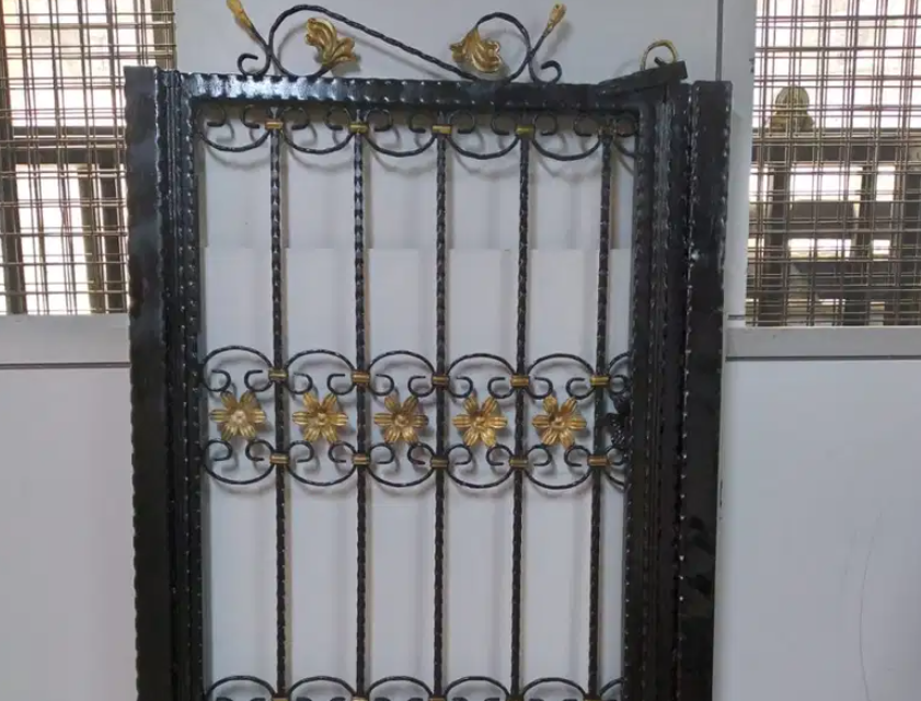 Ferforje demir bahçe kapısı sağlam ve kaliteli Ferforje demir bahçe kapısı sağlam ve kaliteli