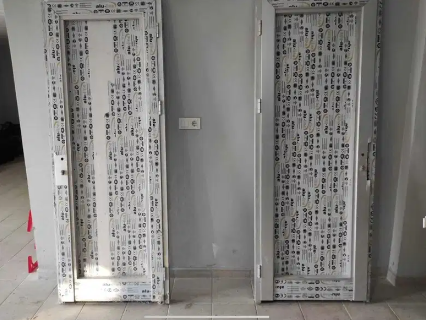 ikinci el aluminyum kapı 2000 TL sağlam tertemiz ikinci el aluminyum kapı 2000 TL sağlam tertemiz