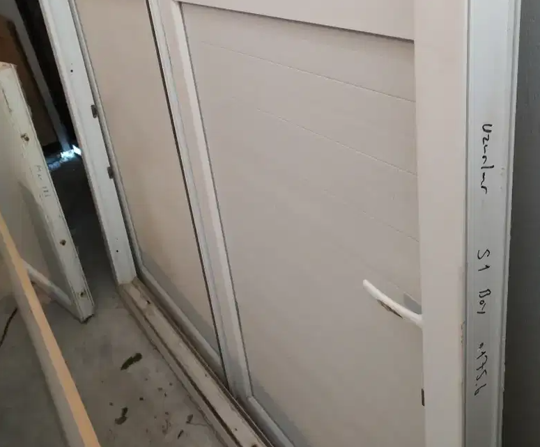 Aluminyum sürgülü kapı iki kanatlı raylı kapı Aluminyum sürgülü kapı iki kanatlı raylı kapı