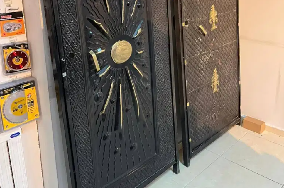 İKİNCİ EL DEMİR SAC KAPI (sürgülü raylı kullanılmış) İKİNCİ EL DEMİR SAC KAPI (sürgülü raylı kullanılmış)