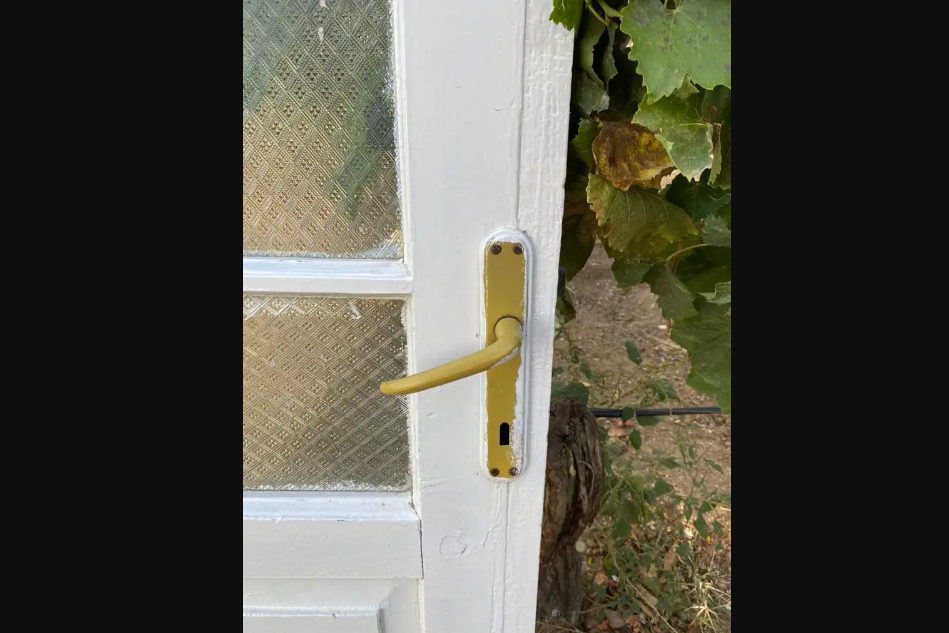 Eski tip gecekondu kapisi 2