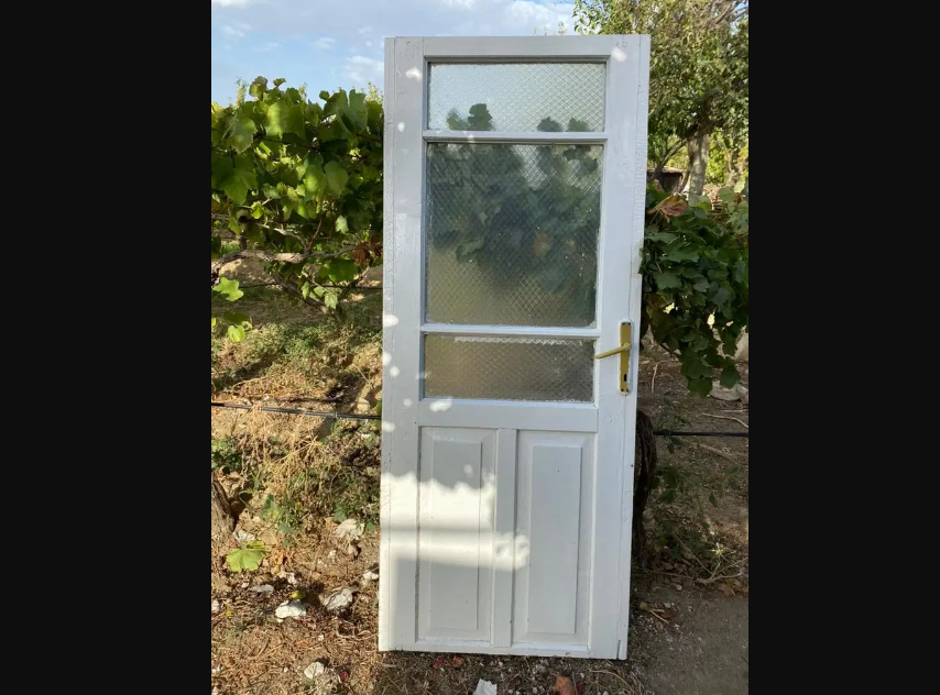 Eski tip gecekondu kapisi 3