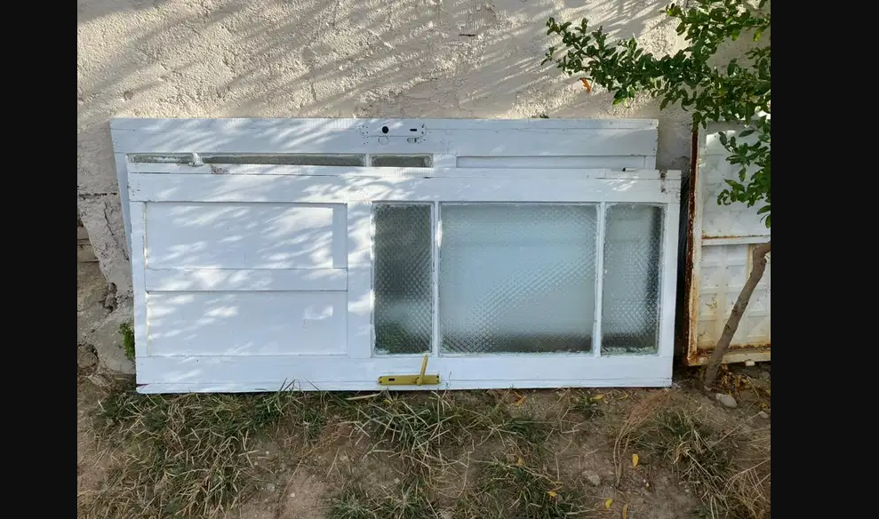 Eski tip gecekondu kapisi 4