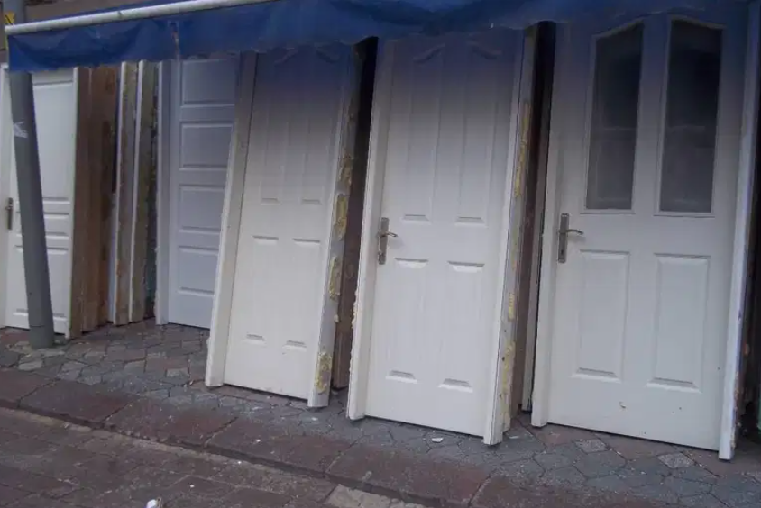 Temiz yeni sökülmüş amerikan tipi kapılar Kentsel dönüşüme giren Temiz yeni sökülmüş amerikan tipi kapılar Kentsel dönüşüme giren