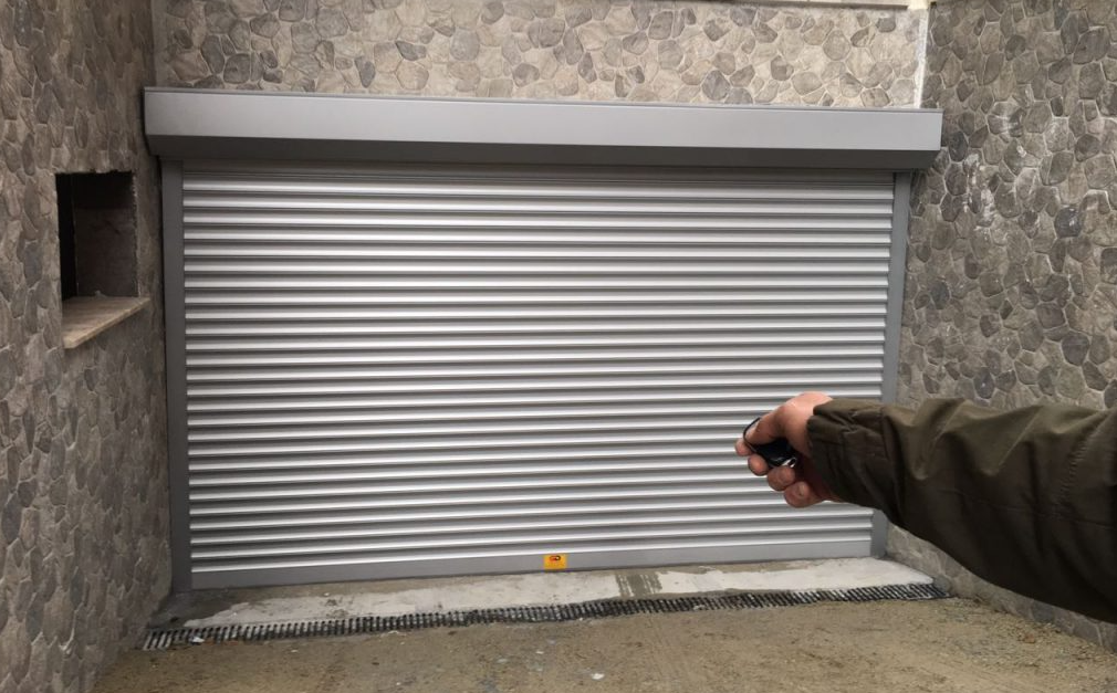 Çıkma uzaktan kumandalı garaj kapısı sağlam ve sıfır ayarında