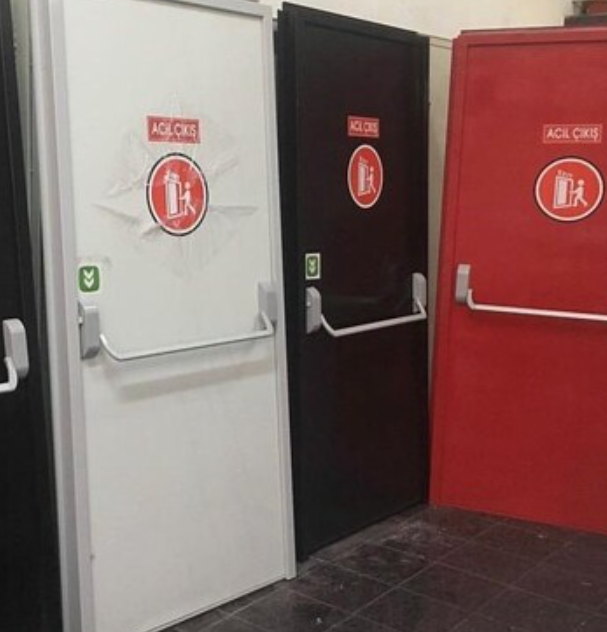 Çıkma yangın kapısı iyi durumda yeni söküldü