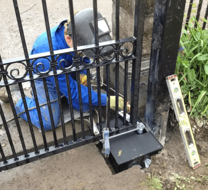 Sürgülü bahçe garaj kapısı işlemeli ferforje şık kapı estetikle beraber güvenliğinizi sağlar Sürgülü bahçe garaj kapısı işlemeli ferforje şık kapı estetikle beraber güvenliğinizi sağlar