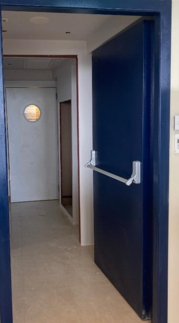 Yangın kapısı iyi durumda acil çıkış kapısı sağlam ve kaliteli