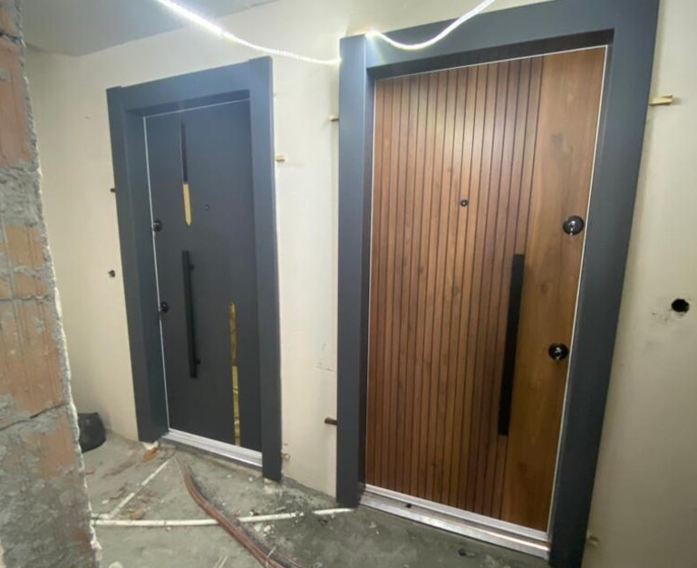 Çelik kapı, iyi durumda sağlam demir kapı, bina giriş kapısı Çelik kapı, iyi durumda sağlam demir kapı, bina giriş kapısı