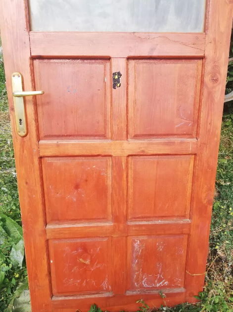 Eski tip ahşap kapı çıkma oda kapısı kilit üzerinde Eski tip ahşap kapı çıkma oda kapısı kilit üzerinde